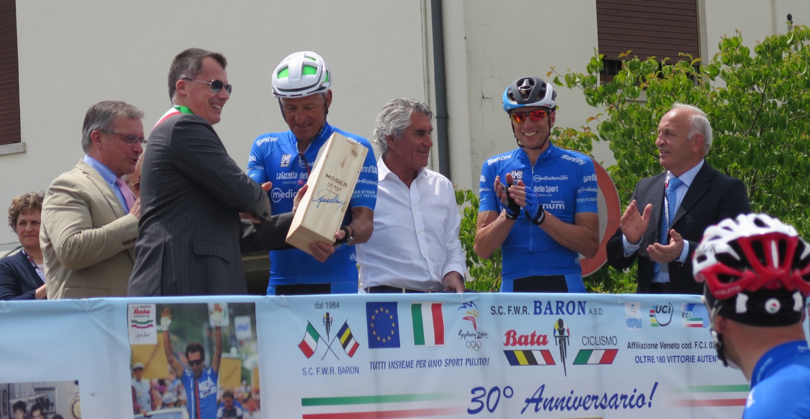 il sindaco Gerry Boratto premia Francesco Moser 